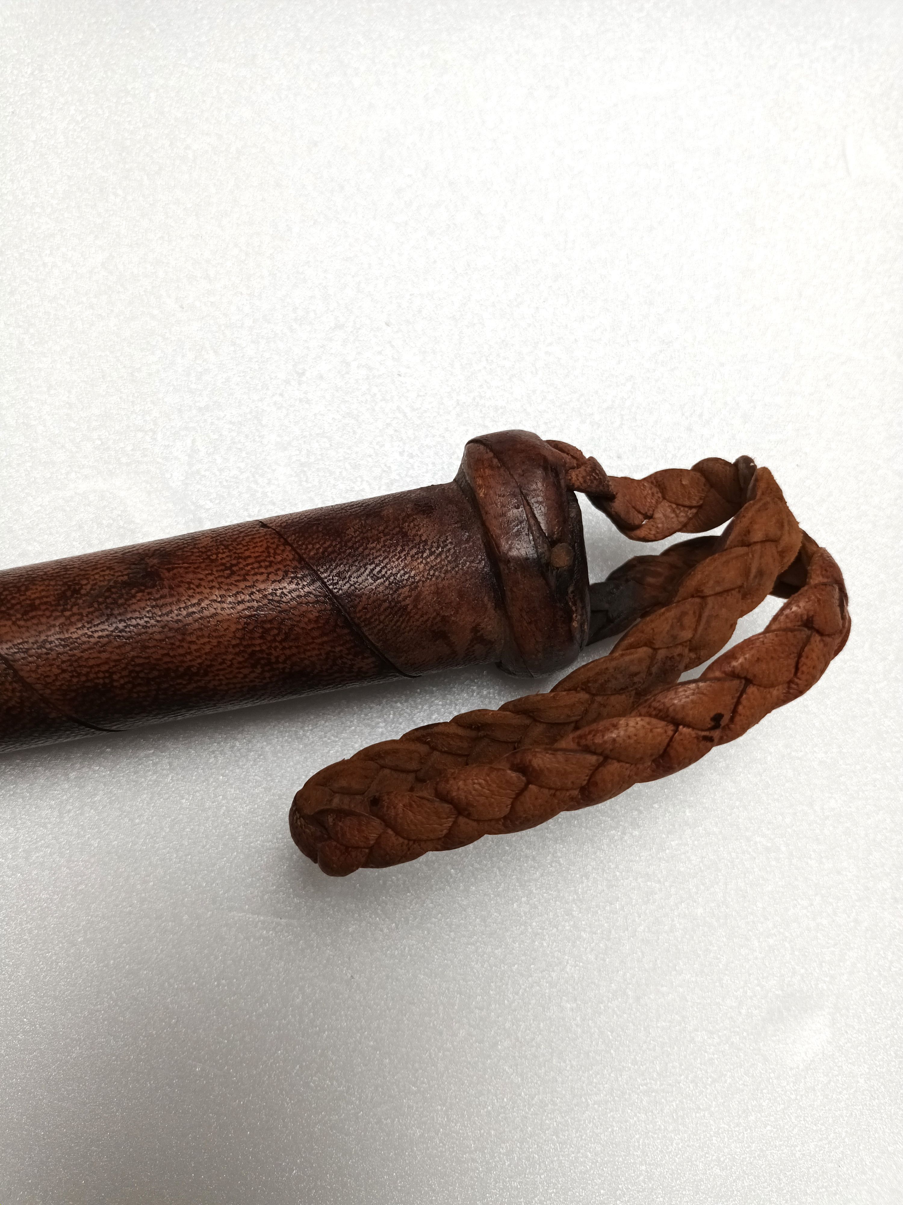 Fouet Taureau En Cuir Marron Tressé, Manche Bois Style Western – Occasion, état Fonctionnel, Longueur 69