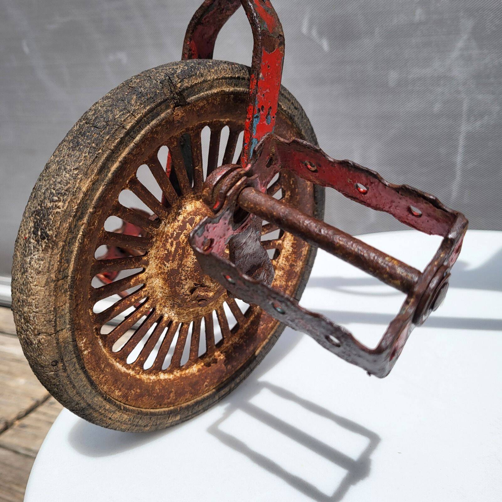 Tricycle enfant métal riveté 1920 • Style urbex