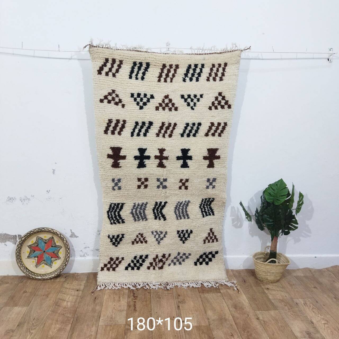 Azilal Berber rug in handmade wool 180 X 105 CM
