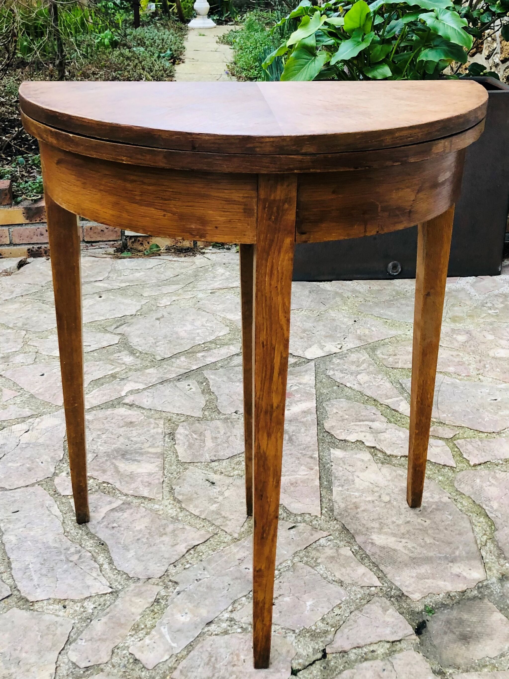 Half moon wallet table