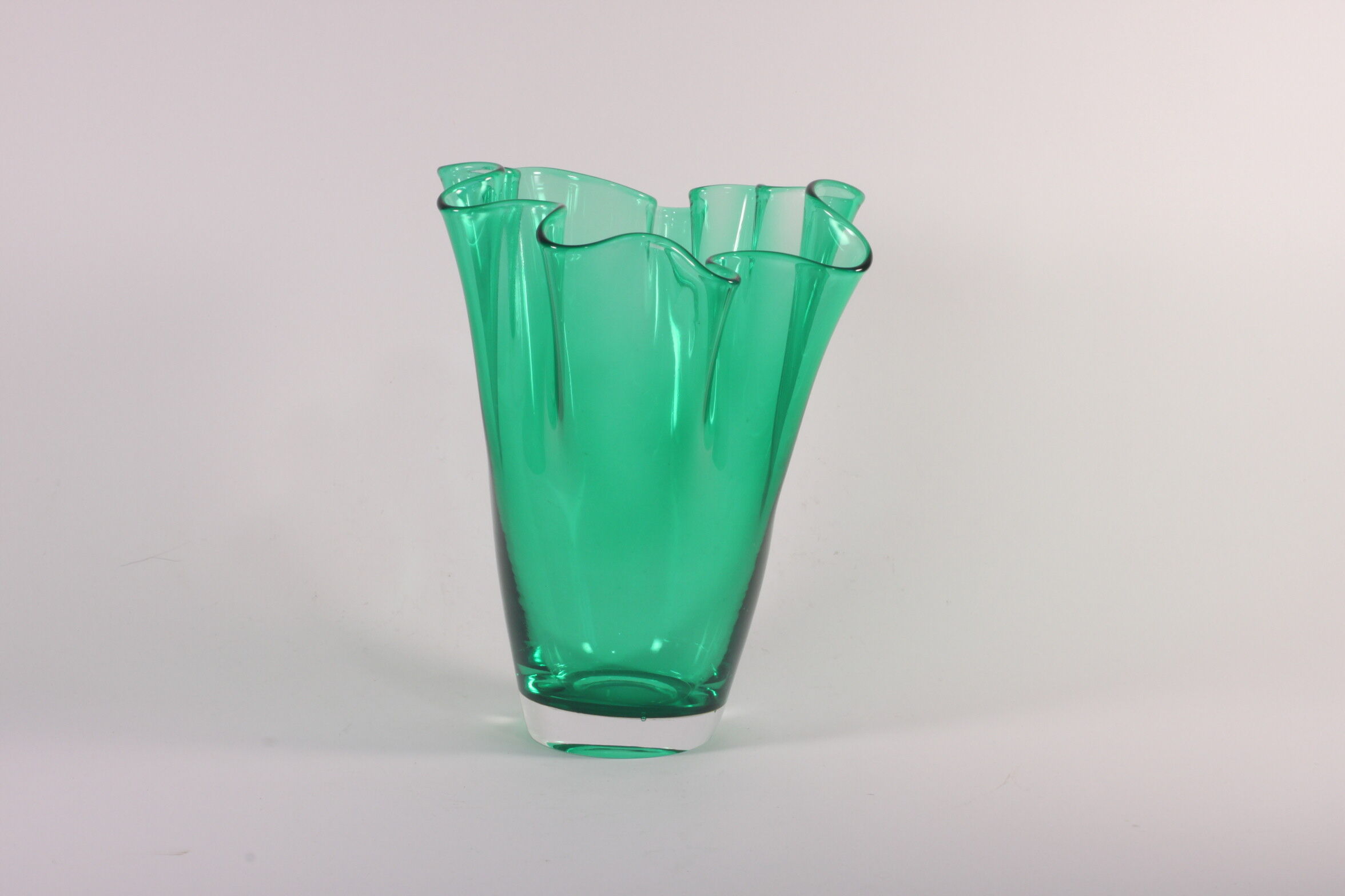 Vase fazzoletto en verre vert ou vase mouchoir, années 1950.