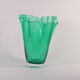 Vase fazzoletto en verre vert ou vase mouchoir, années 1950.