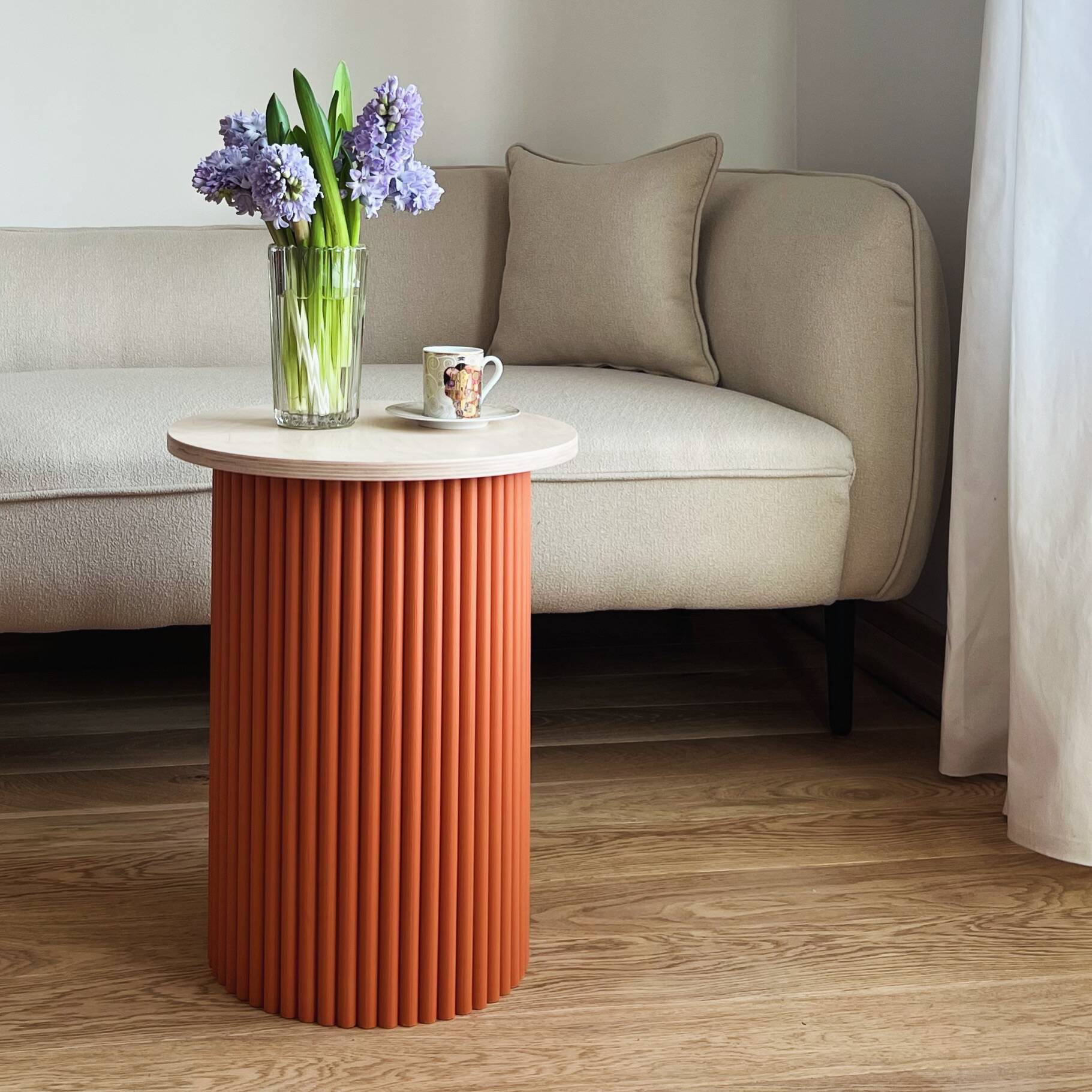 Petite table de chevet bicolore ronde et cannelée