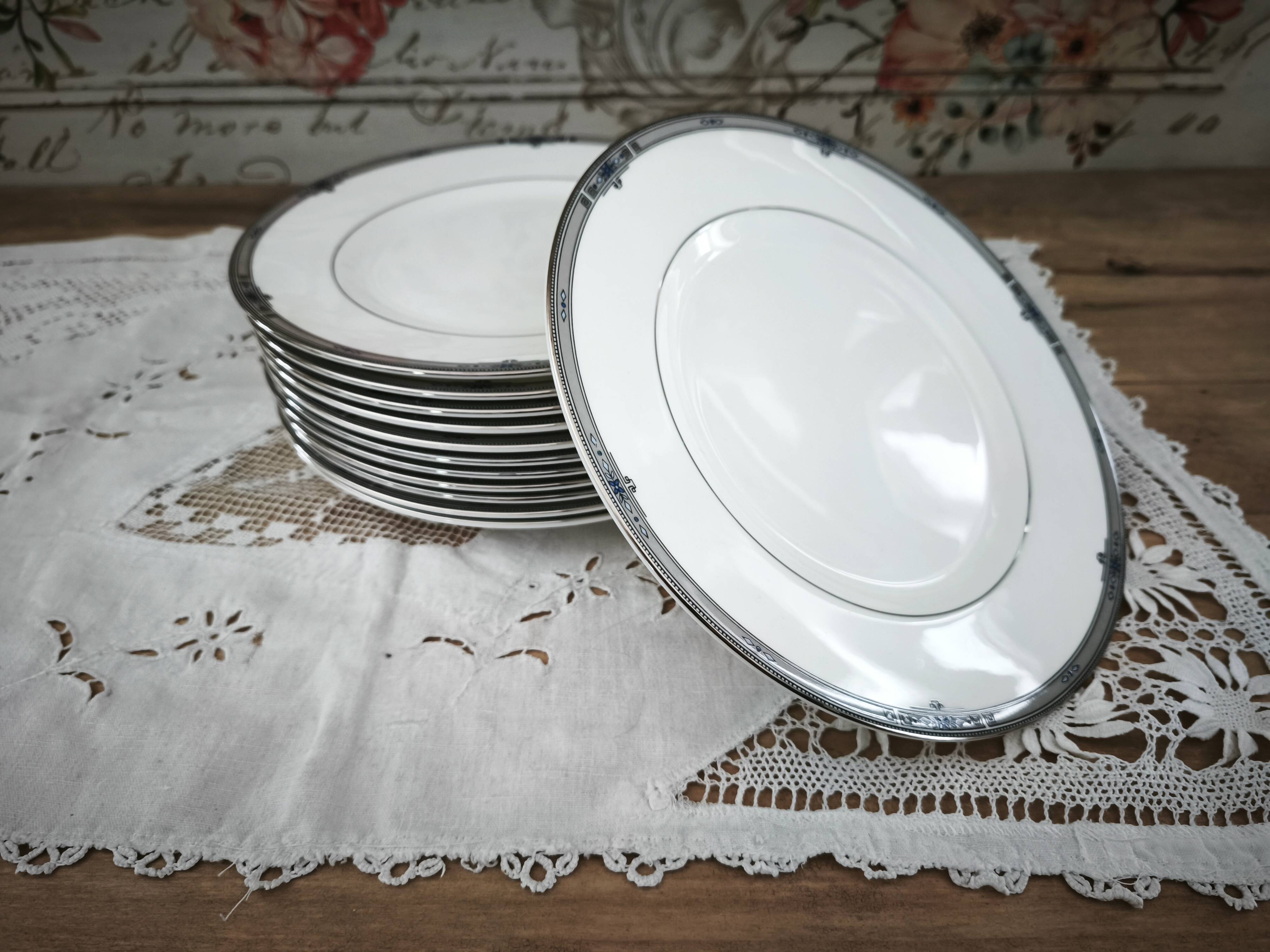 Set of 12 Wedgwood Amherst model porcelain starter/lunch plates.