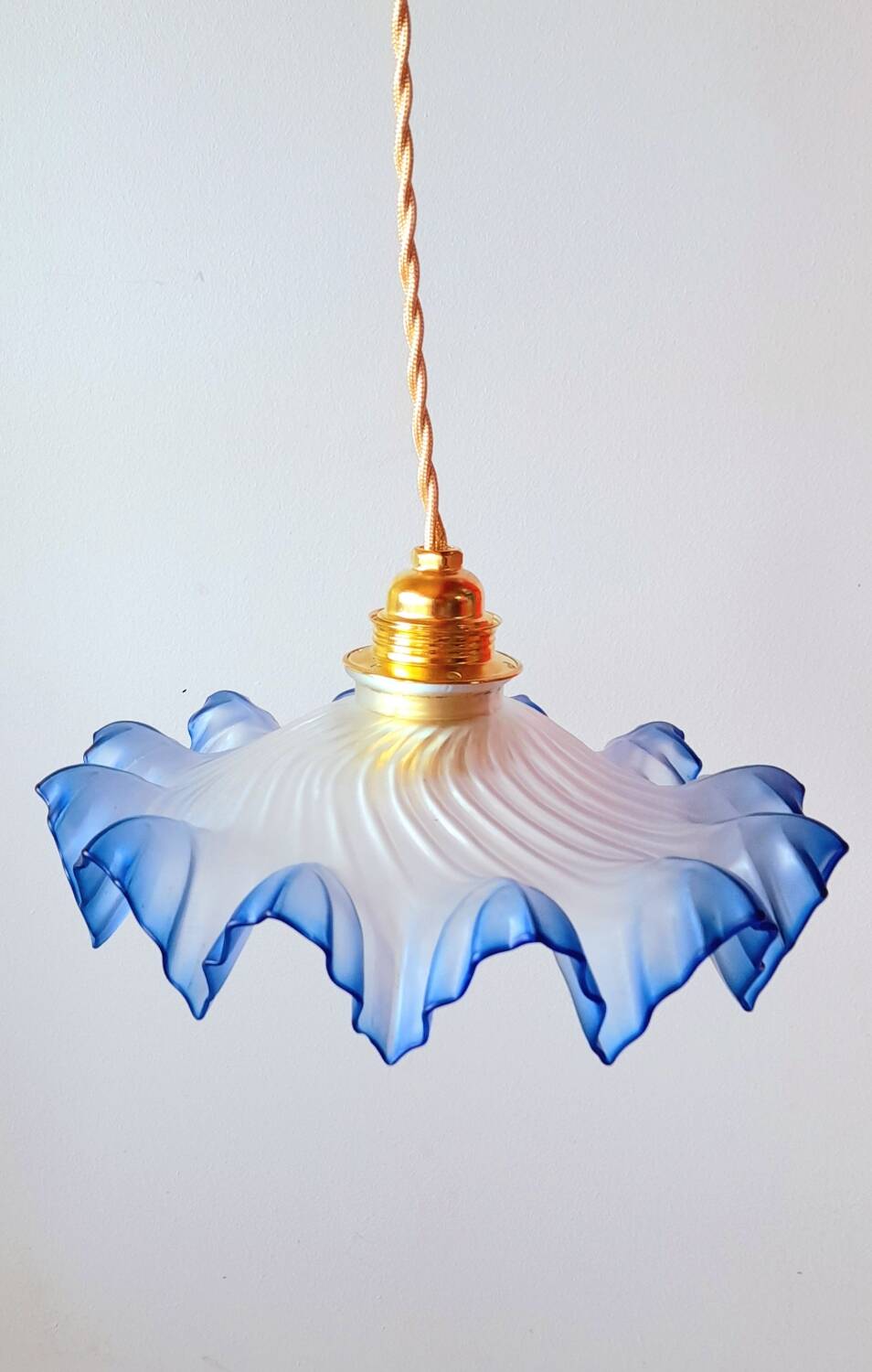 Suspension in opaline corolla from the 1930s