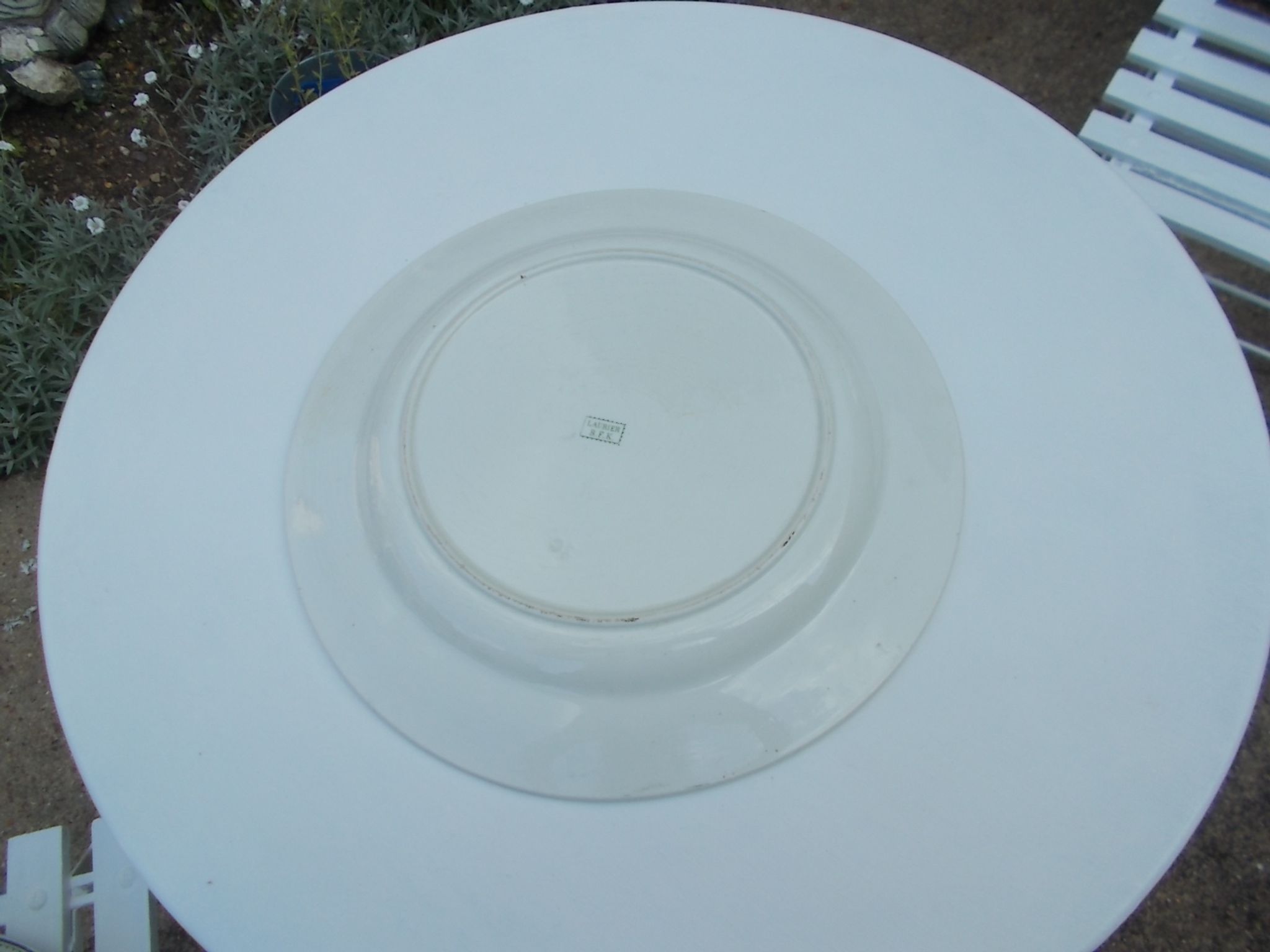 Plat diam 32,5  faience b.f.k  modèle laurier