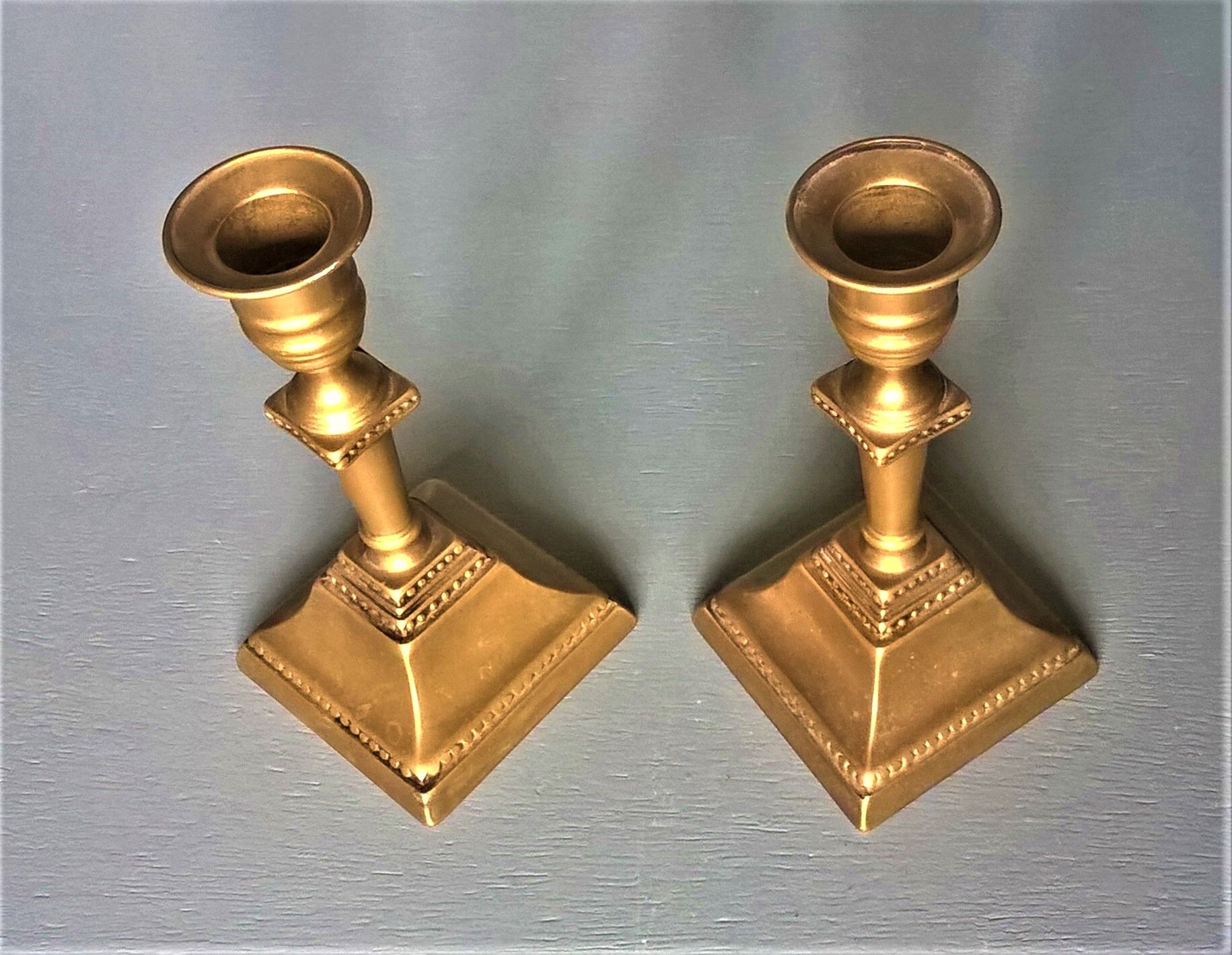 Pair of small vintage candlesticks in patinated brass Scandinavian style with square feet - 1970s