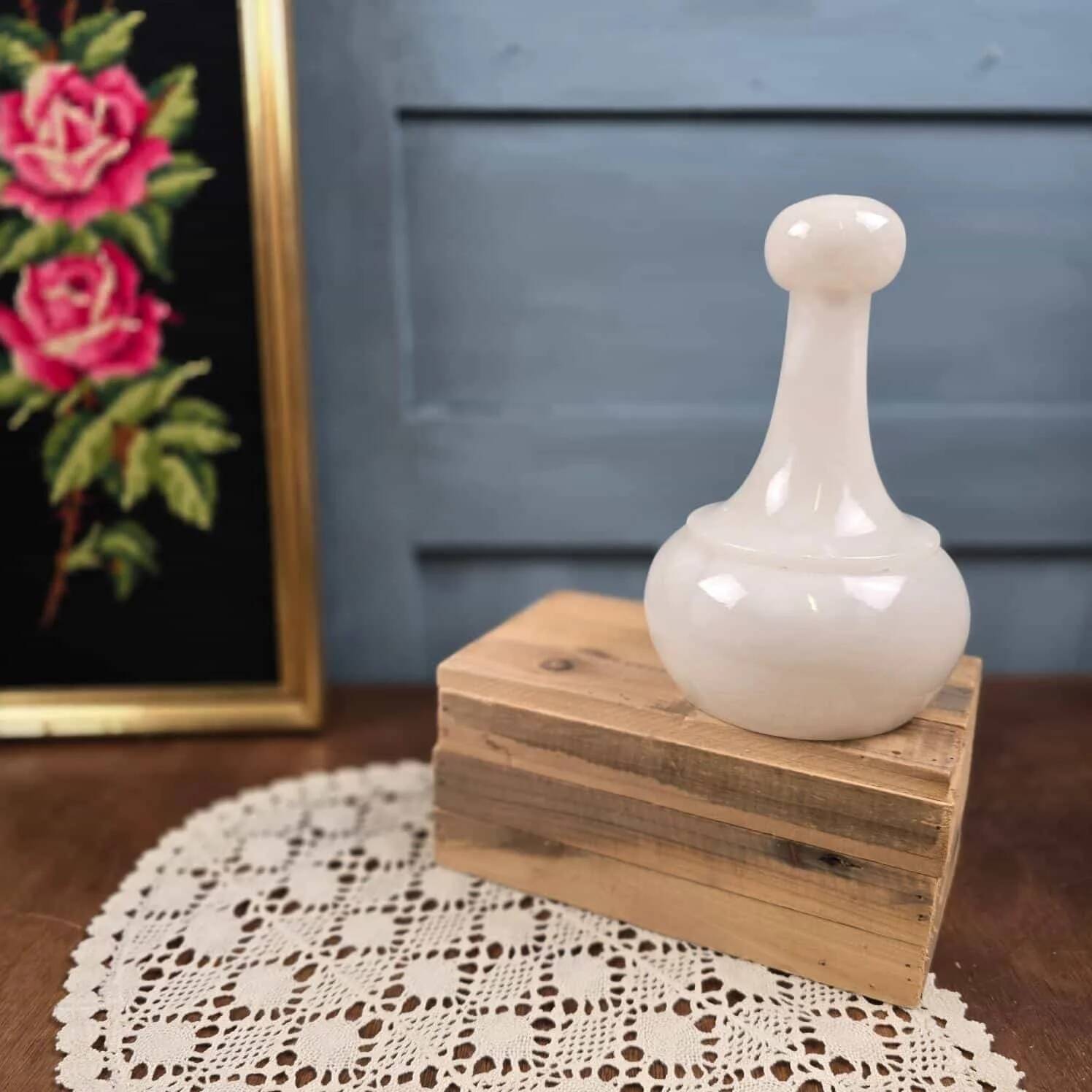 Vintage alabaster box Alabastros Alvear – Bottle shape