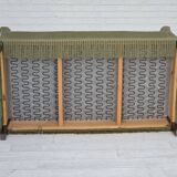 Canapé danois 2 places des années 1970, revêtement en velours, pieds en hêtre.