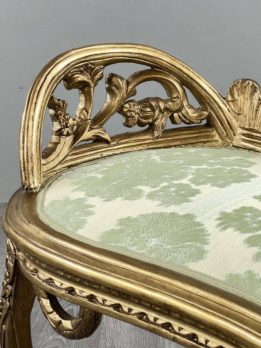 Louis XV style bench in carved and gilded wood, 20th century.