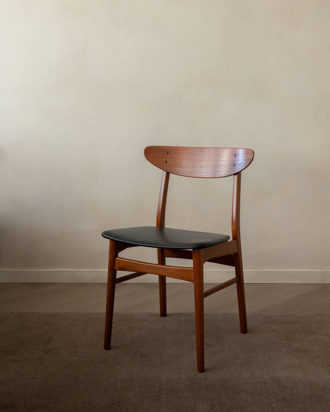 Ensemble de 6 chaises de salle à manger danoises des années 50 · Teck et Skai noir