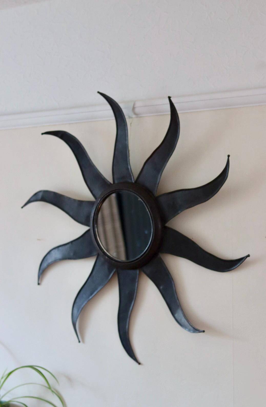 Miroir mural vintage en métal à motif soleil éclatant