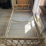 Lit corbeille en rotin vintage