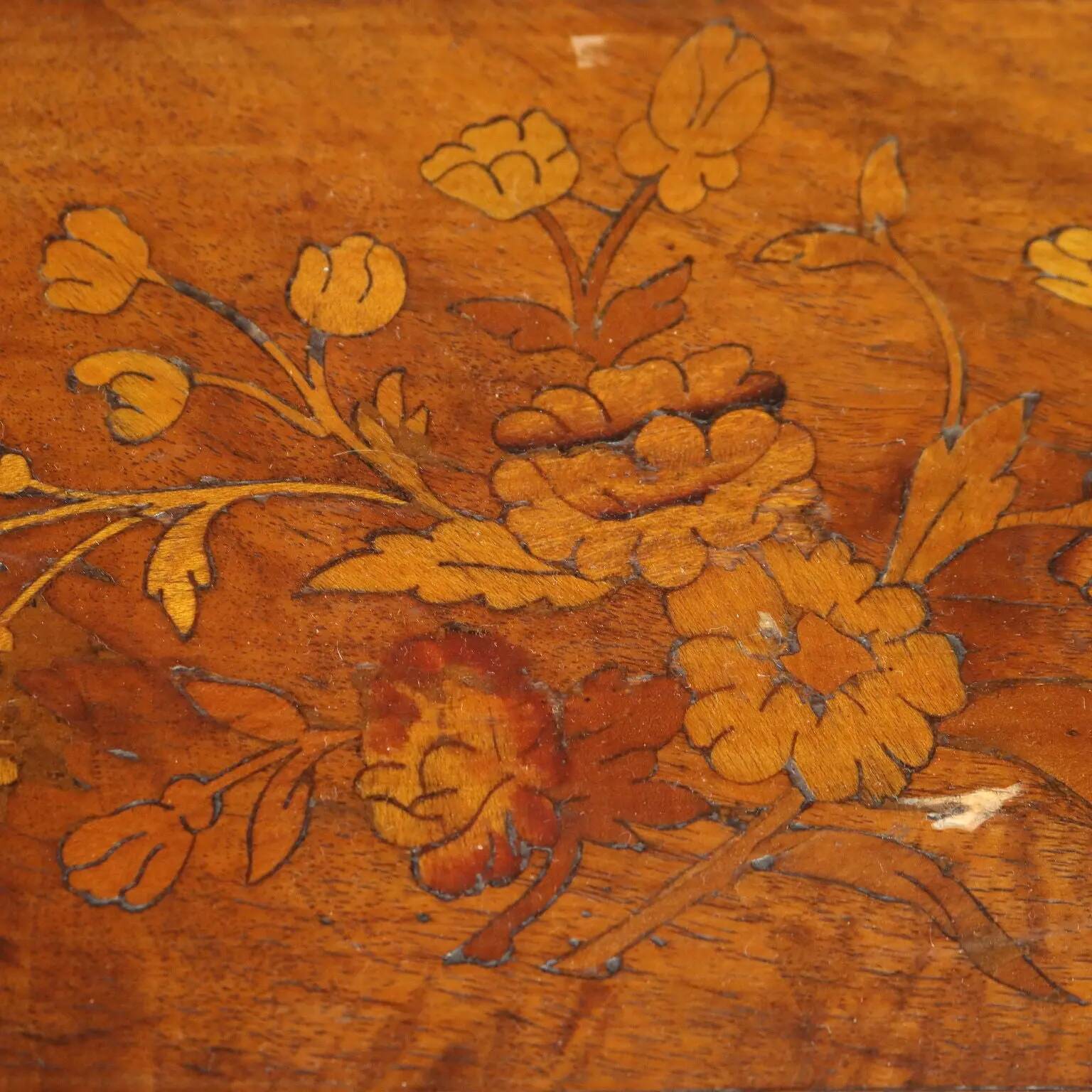 Antique sewing table in various types of wood, 19th century.