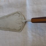 Bakelite handle pie shovel