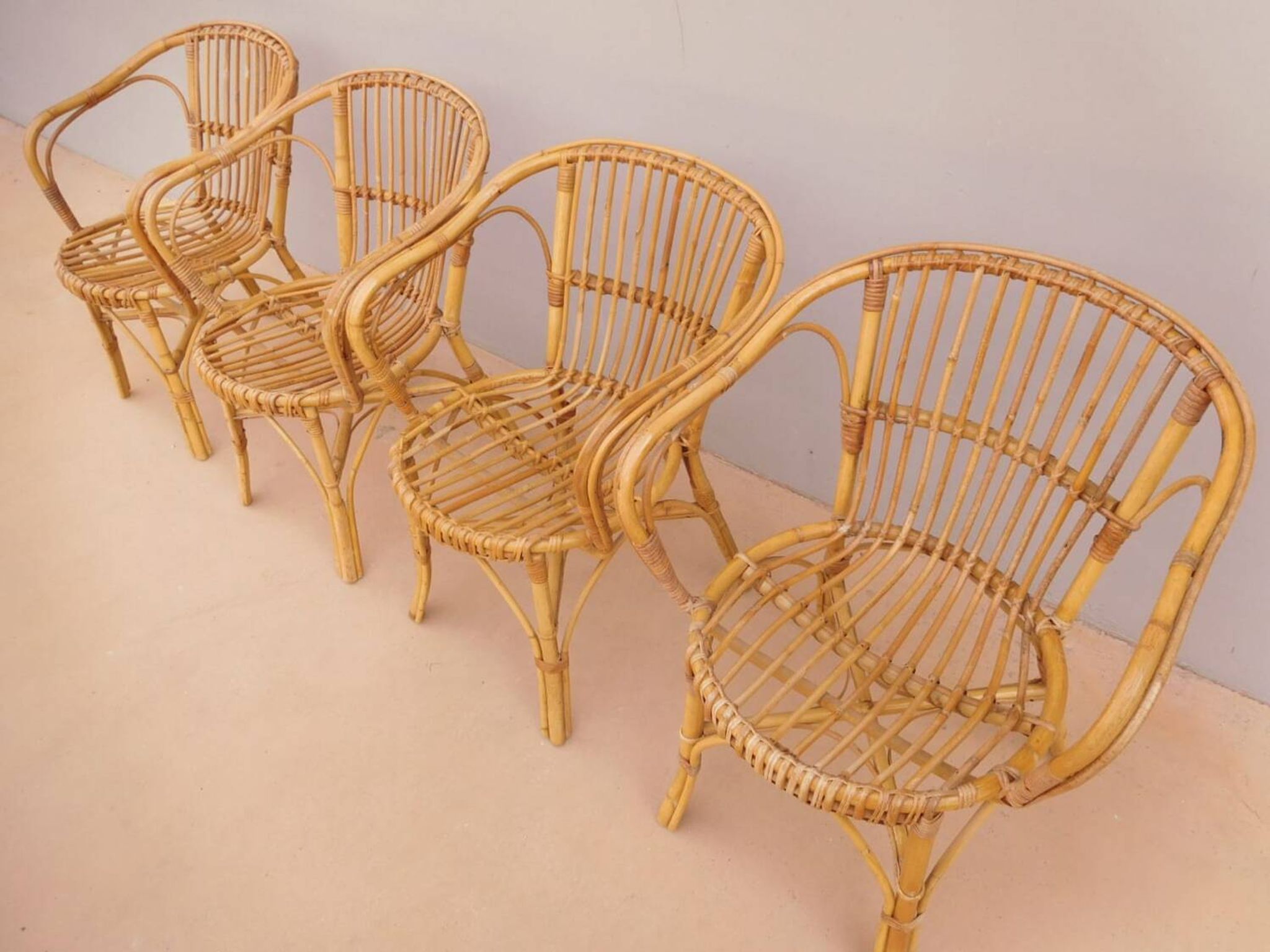 Ensemble table et chaises en rotin