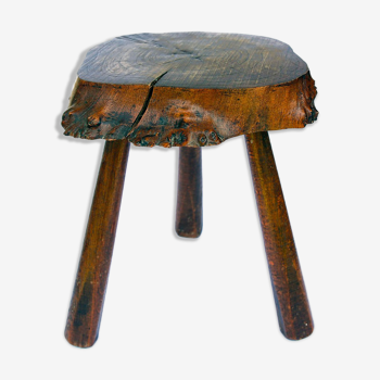 Tabouret tripode brutaliste en bois massif