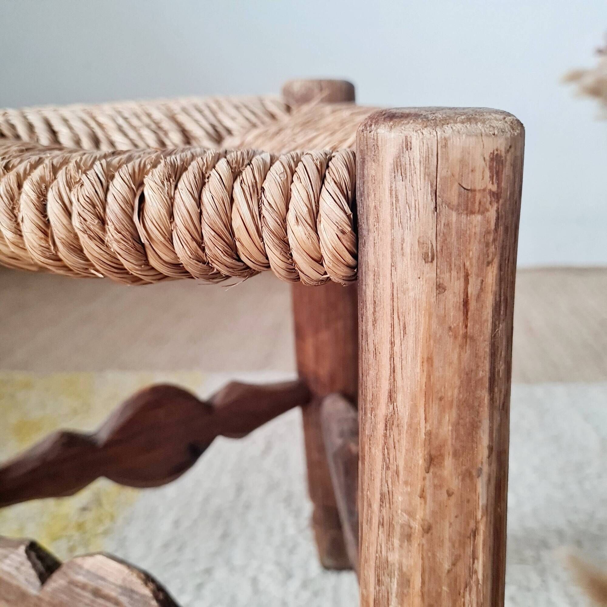 Small stool in wood and straw