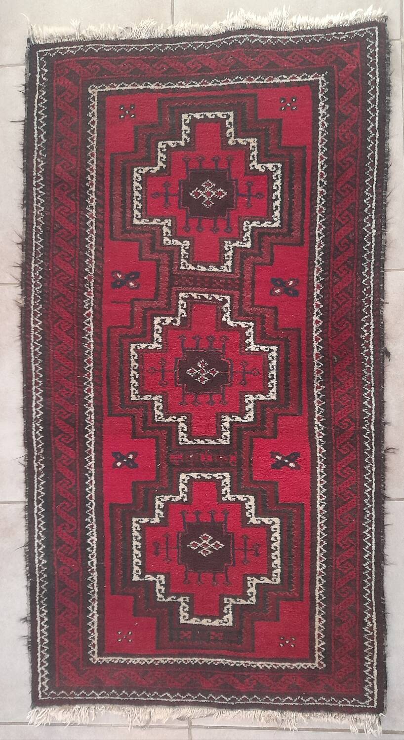 Kazak carpet with a geometric medallion design – Late 20th century 136 x 72 cm