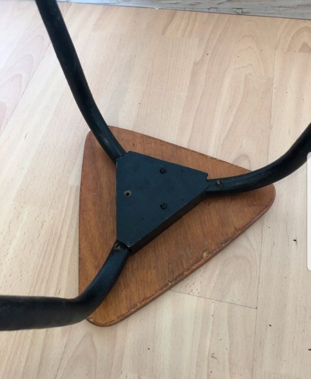 Tabouret tripode brutaliste