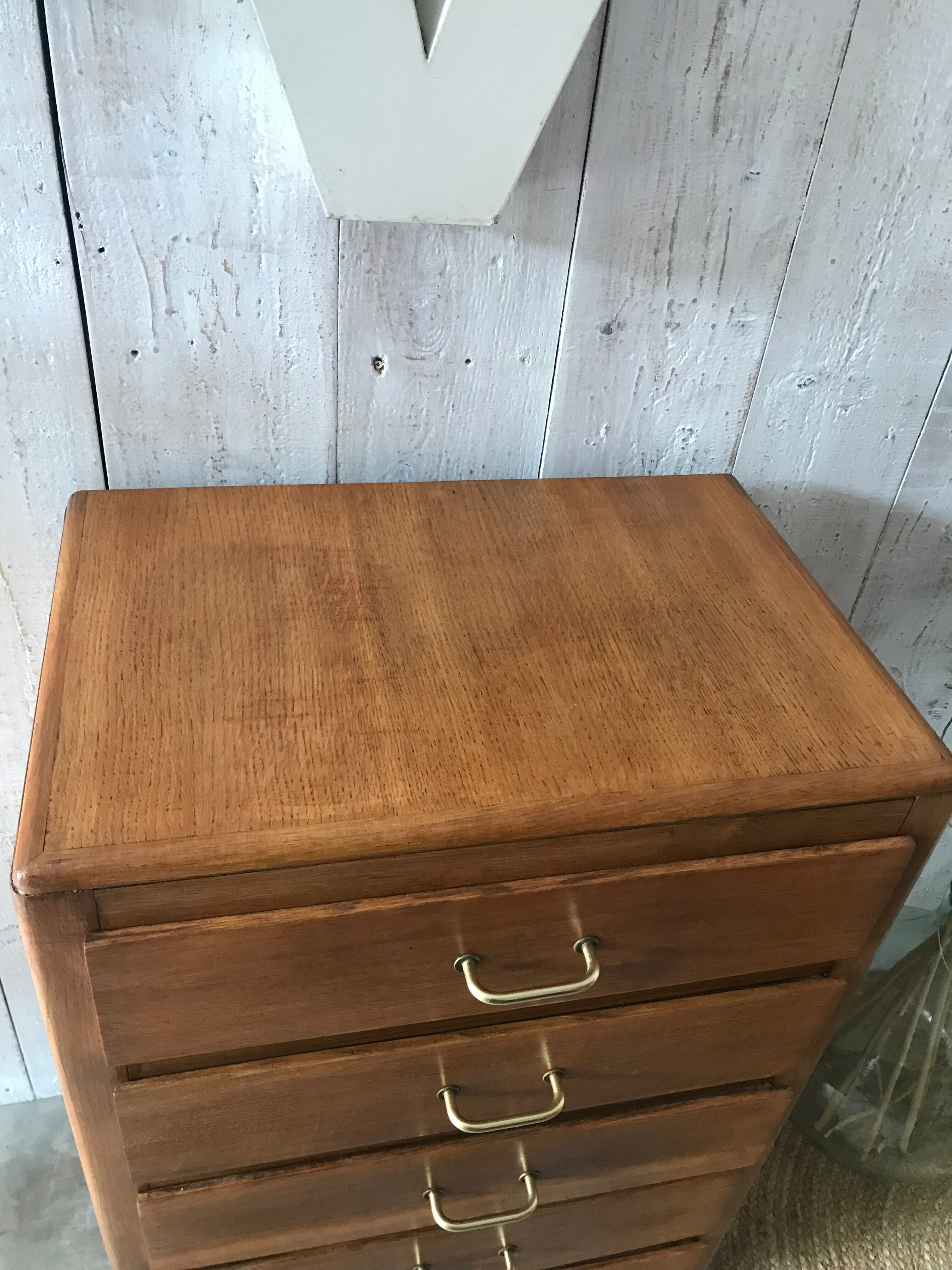 Chiffonnier aux pieds compas