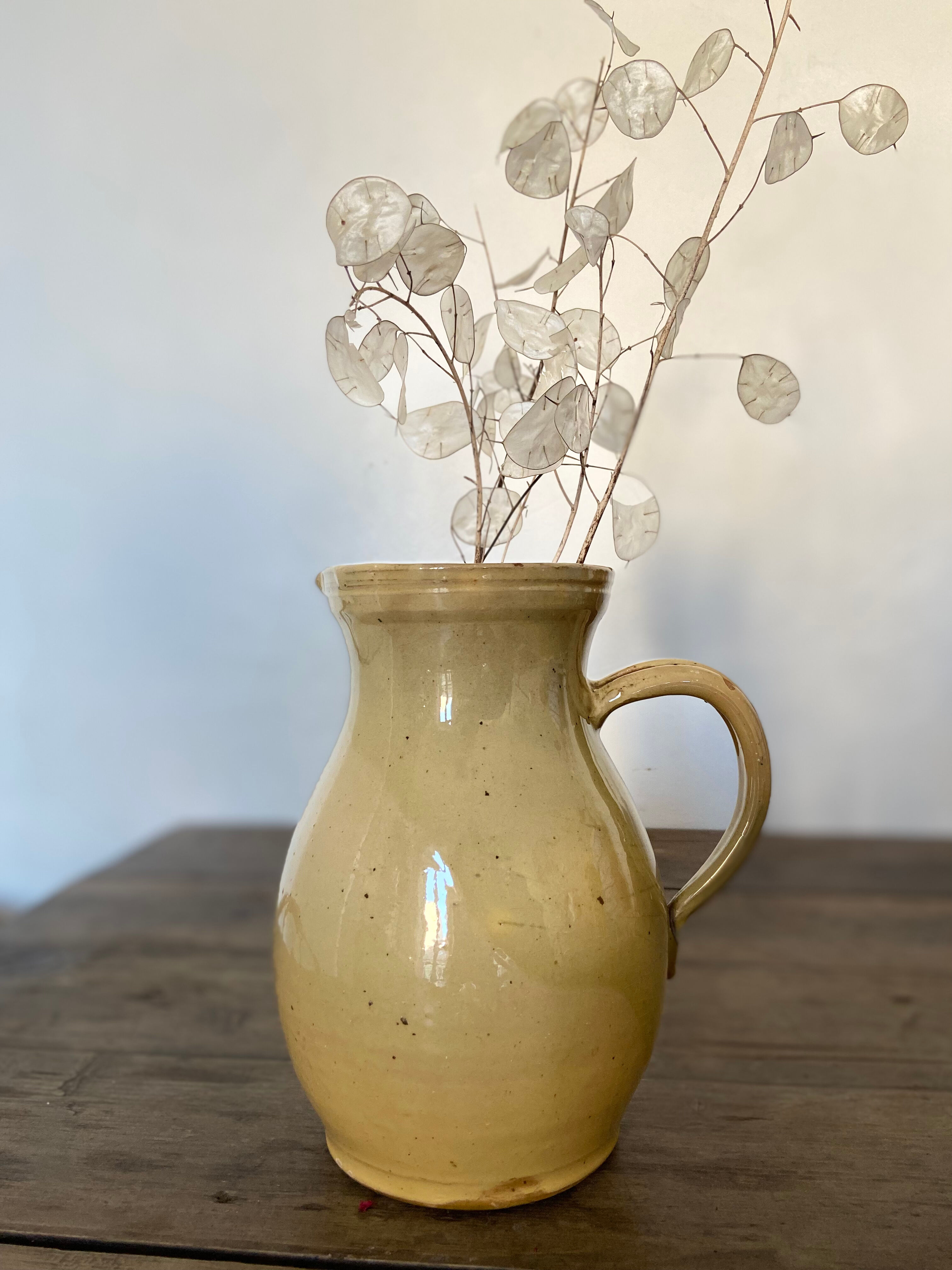 Pichet émaillé jaune vintage en céramique