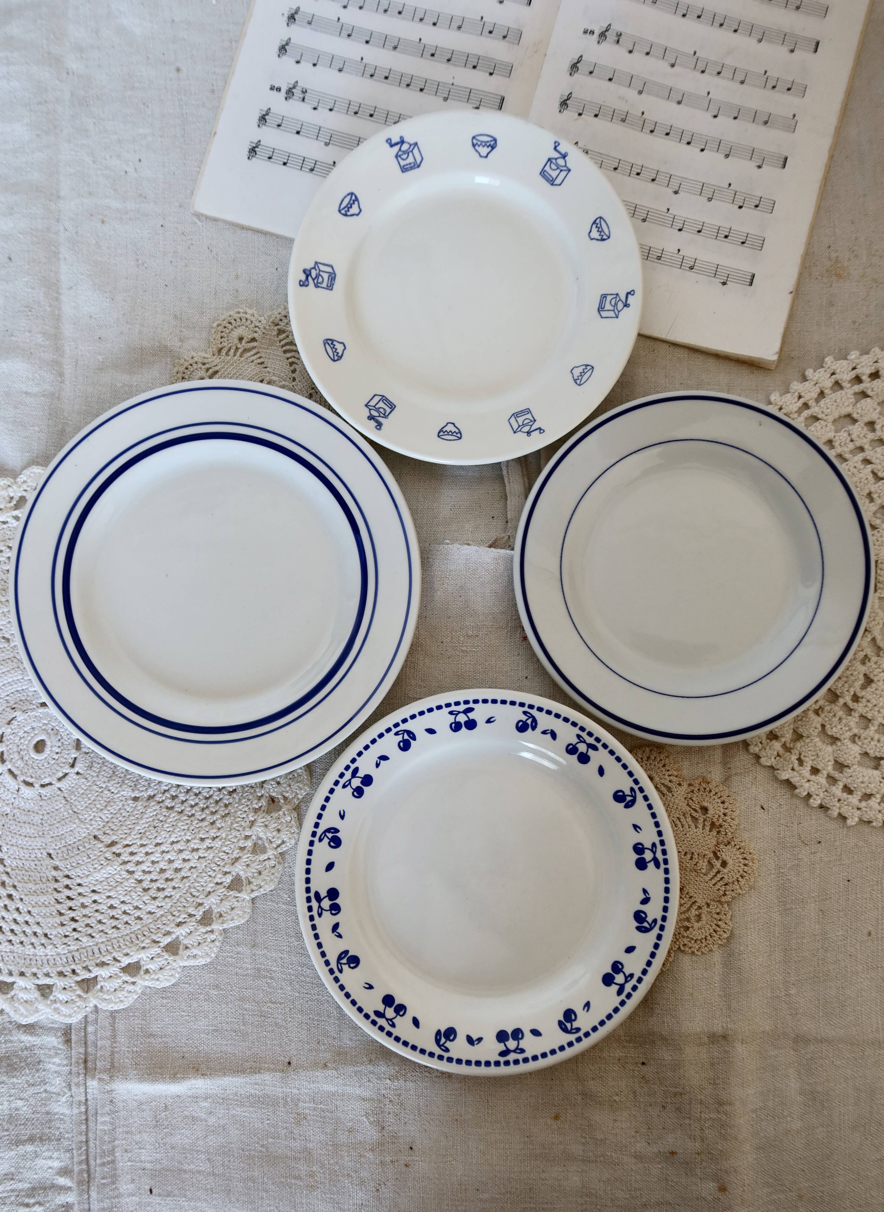 4 vintage porcelain and earthenware dessert plates, mismatched, blue and white, Isabella set