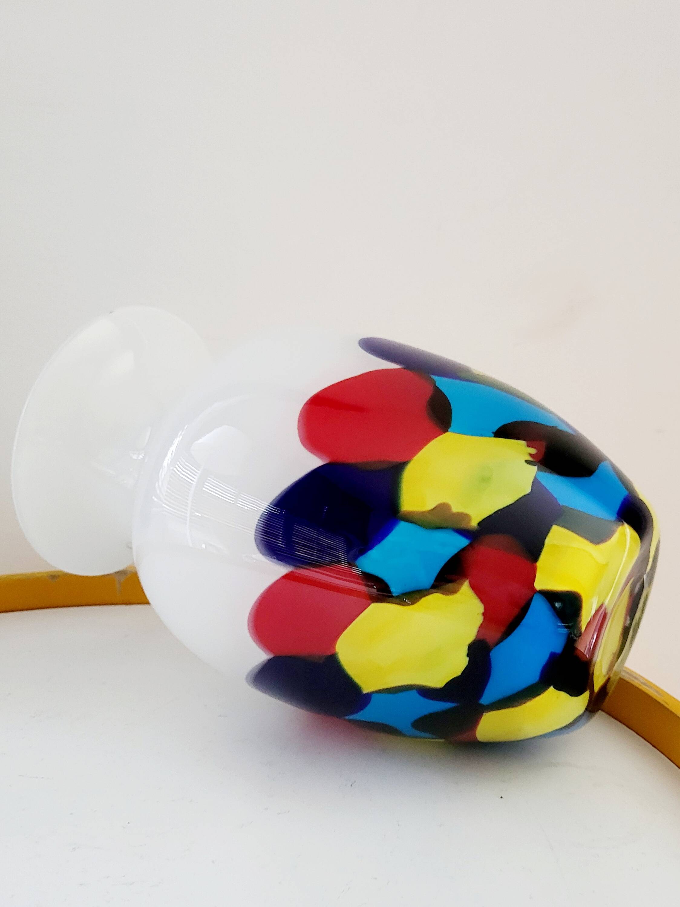 Multi color glazen vaas, primaire kleuren met wit glas