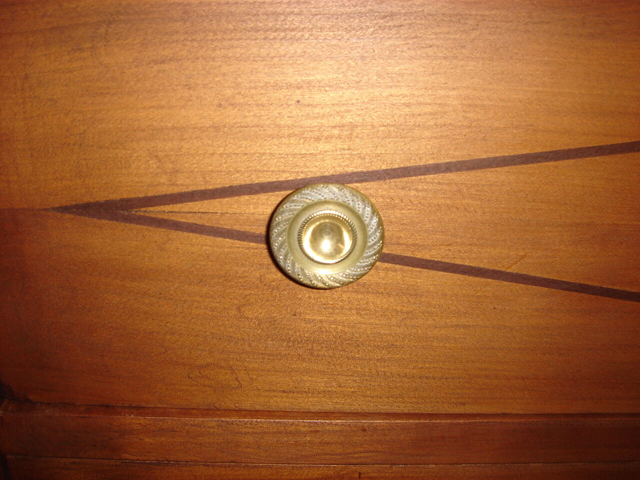 commode chêne du XIXème avec ornements bronze