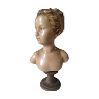 Bust of a young girl at the end of the nineteenth century