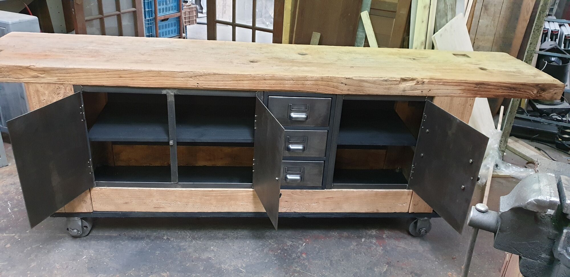 Industrial workbench