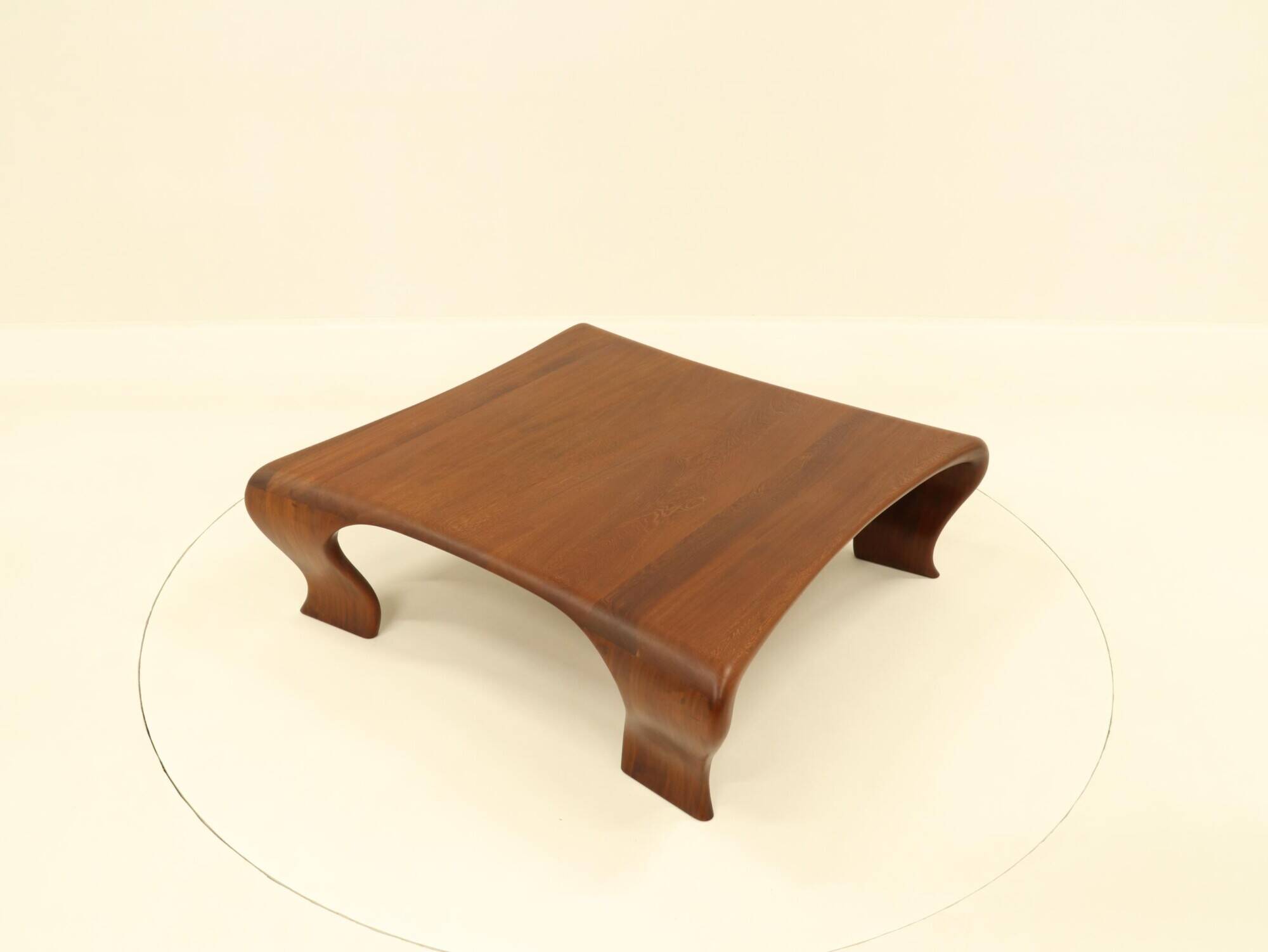Table basse en Iroko massif par Marc Van Rampelberg