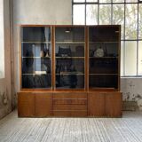 Mahey bookcase in elm and XXL brass