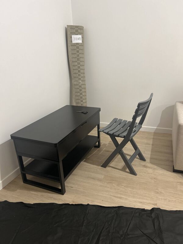 Table basse noire relevable - Gain de place