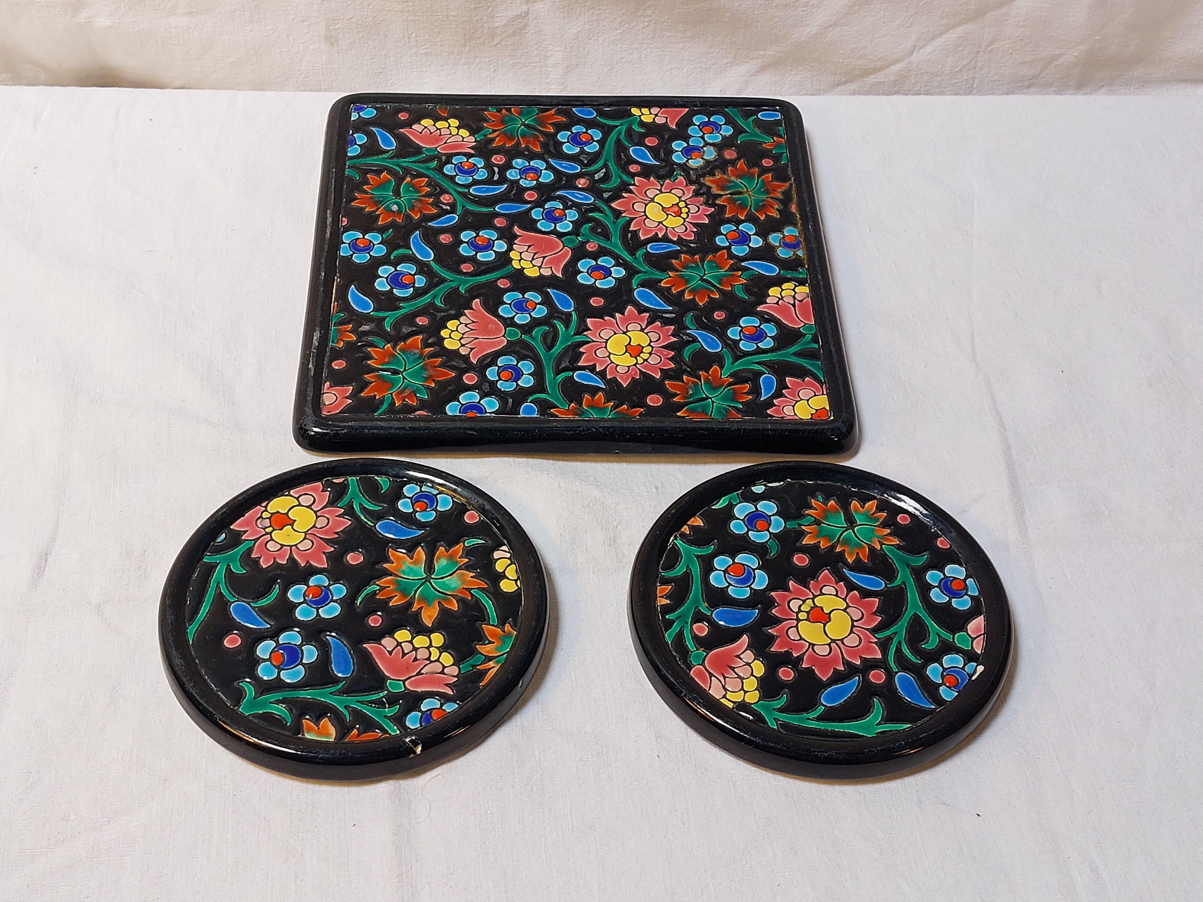 Ensemble émaux de Longwy dessous de plat et de bouteille décor floral