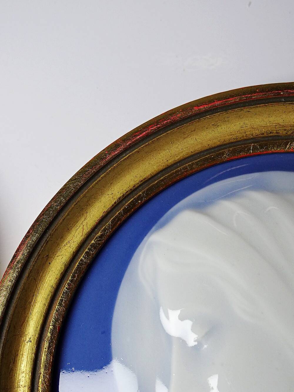Pair of religious medallions in Limoges porcelain, circa 1900-1930.