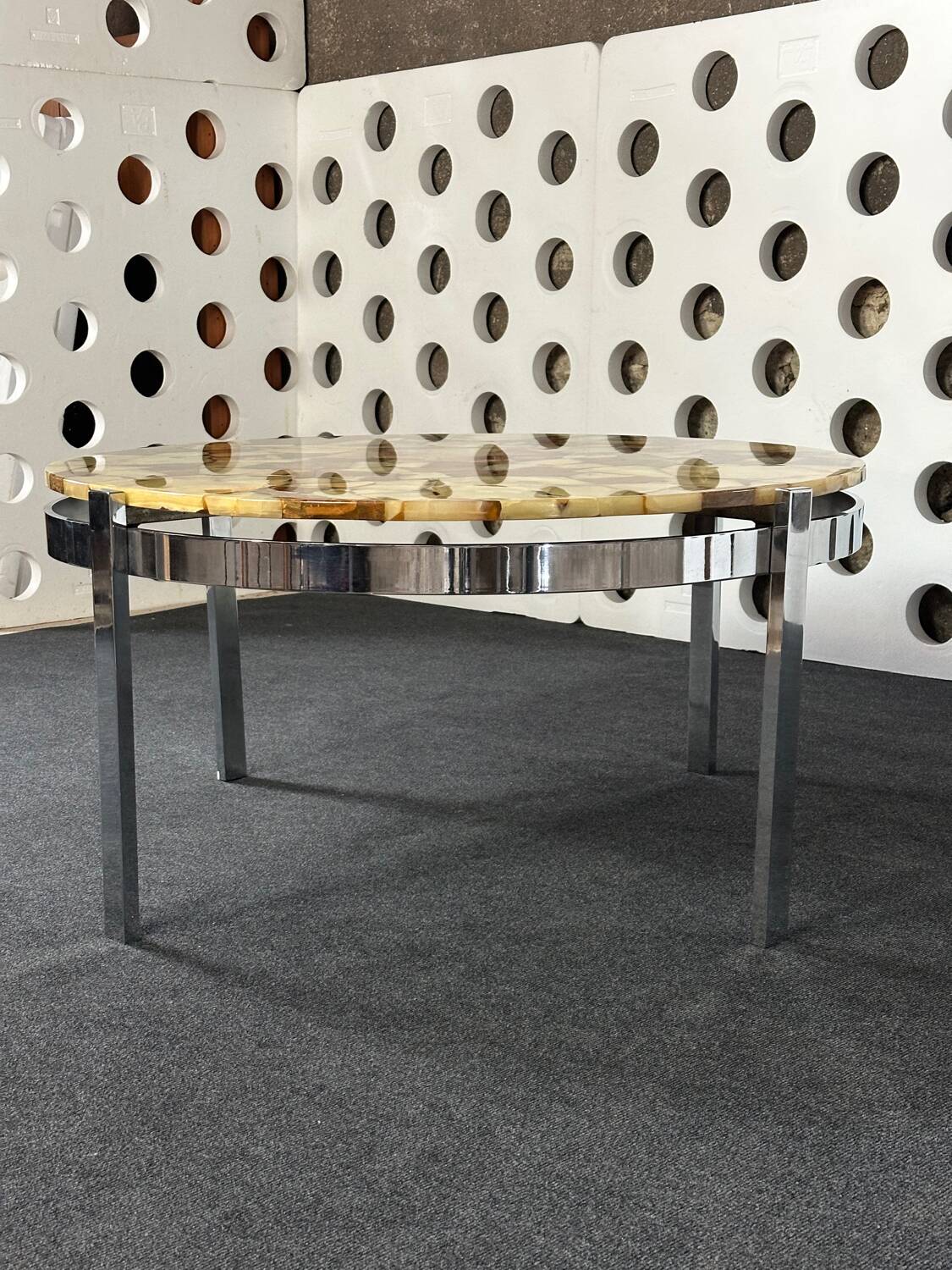 Round coffee table in onyx-like resin and chrome-plated metal, 1970s