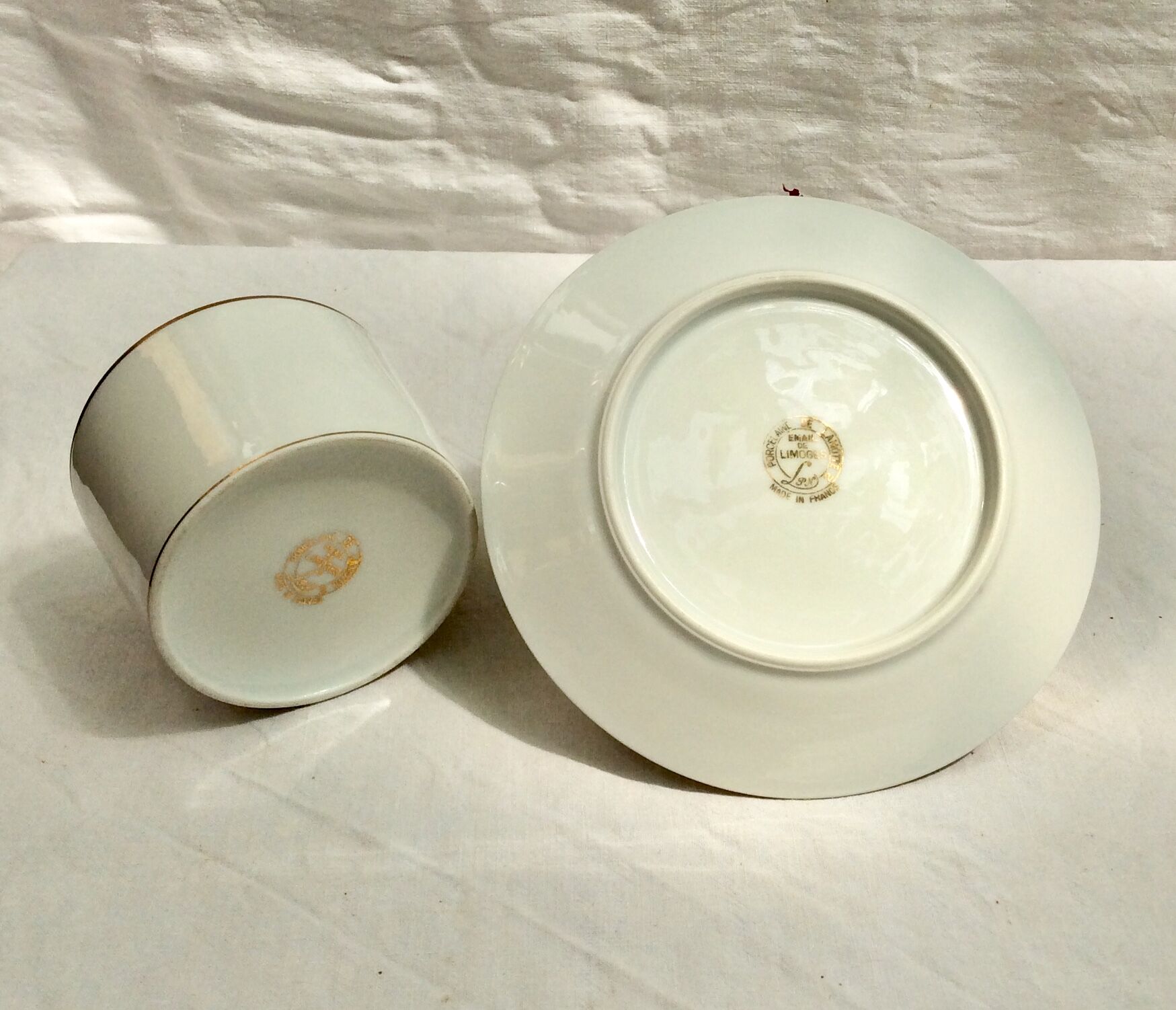 Teacup with its white Limoges saucer and fine-sized porcelain gold:H-6.5 D -17