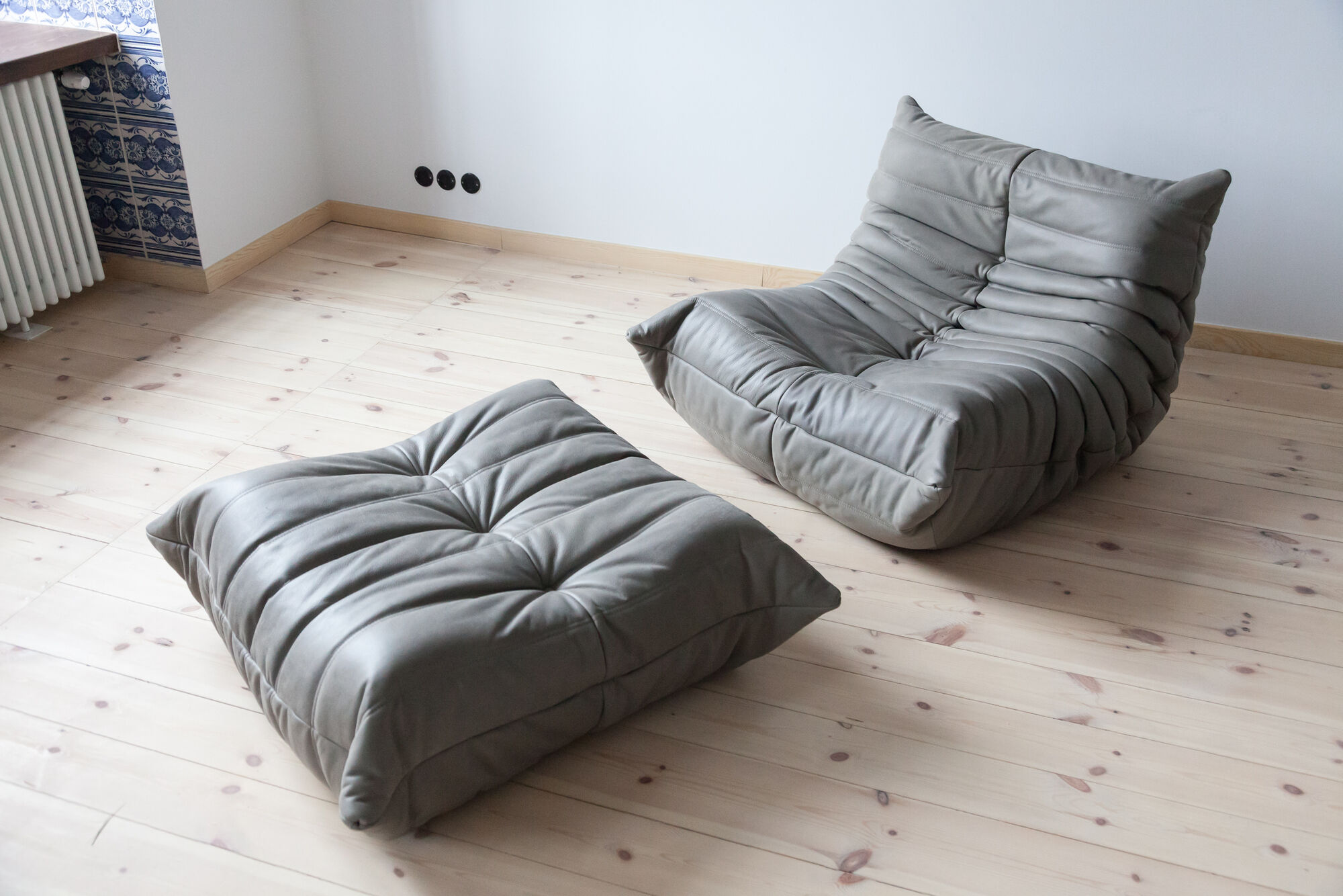 Togo armchair & ottoman model designed by Michel Ducaroy 1973