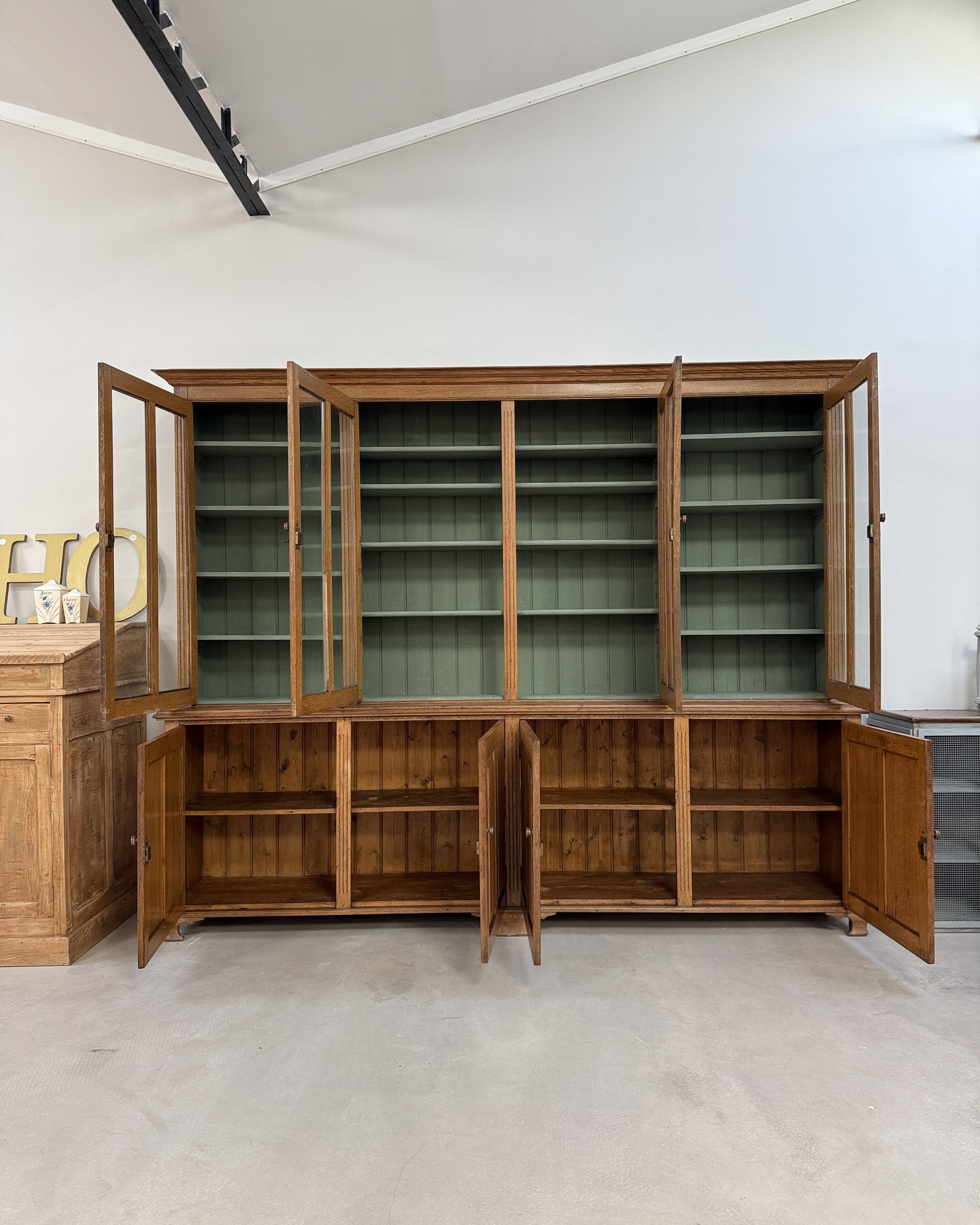 Large two-part display case (renovated)