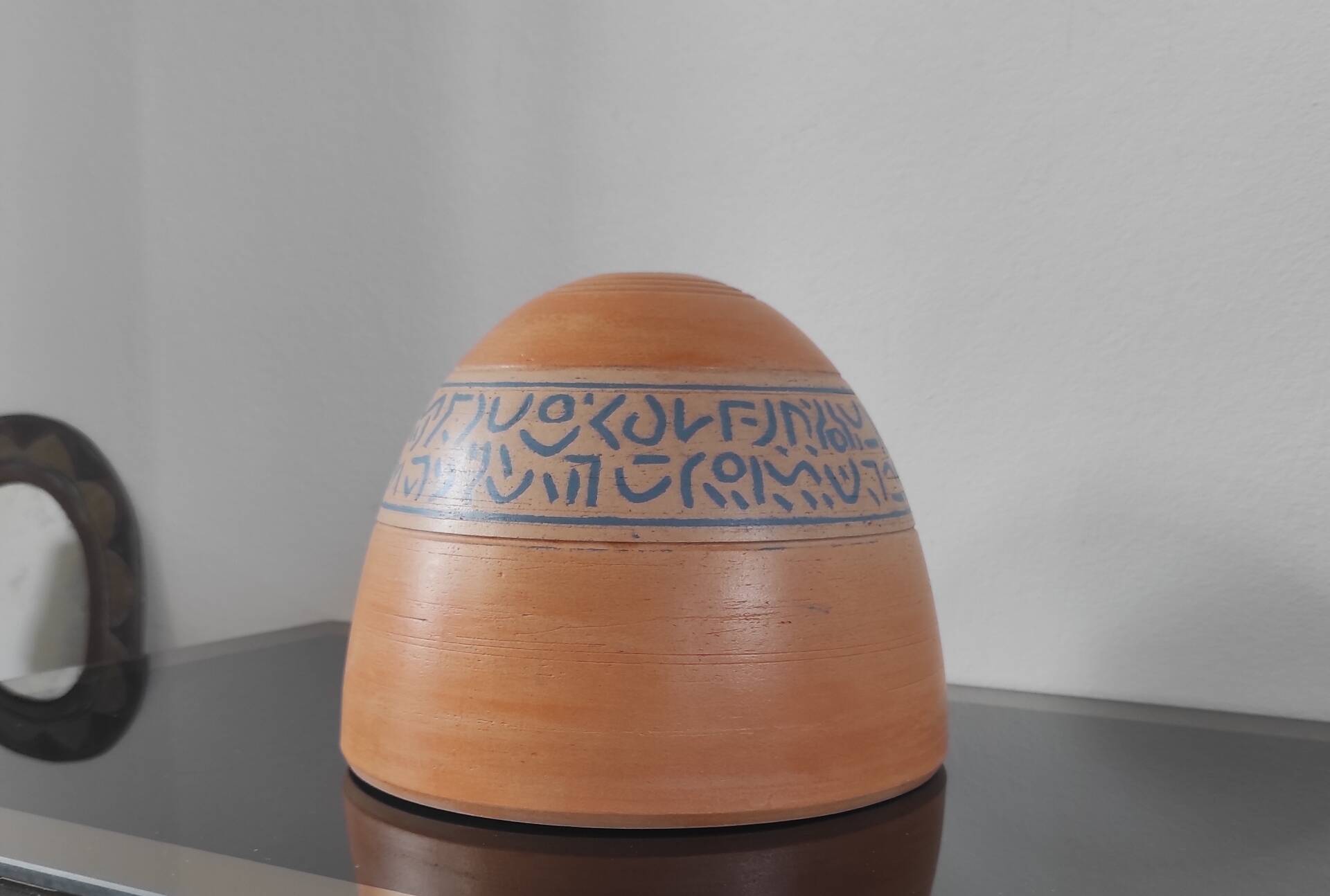 Vase dôme en terre cuite artisanale à frise peinte – Style Brutaliste