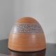 Vase dôme en terre cuite artisanale à frise peinte – Style Brutaliste
