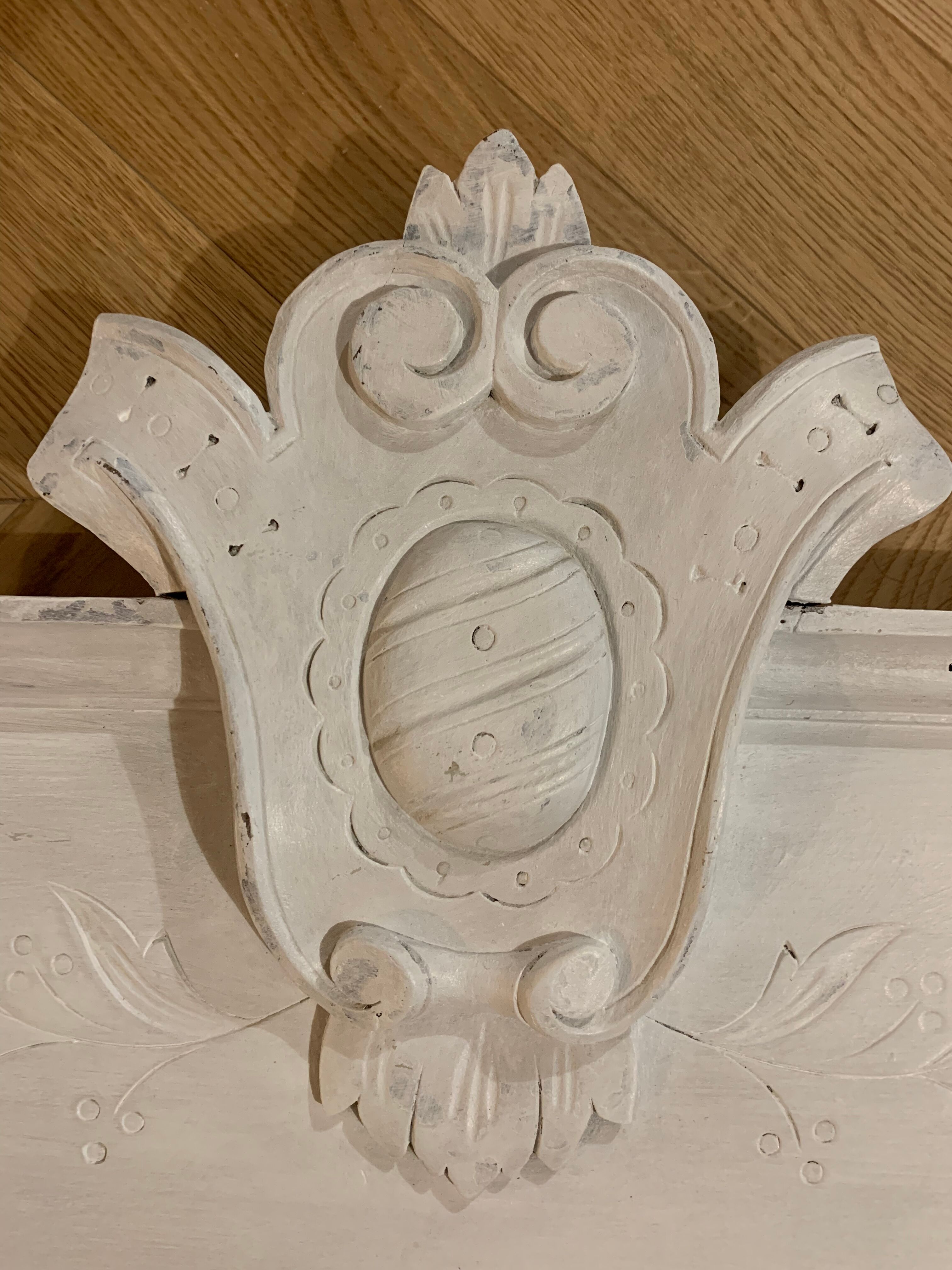 Old carved white patinated pediment - 115cm
