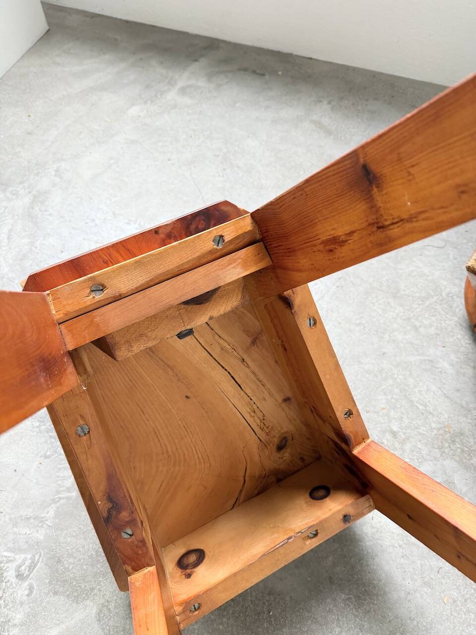 Paire de chaises brutalistes savoyardes en pin