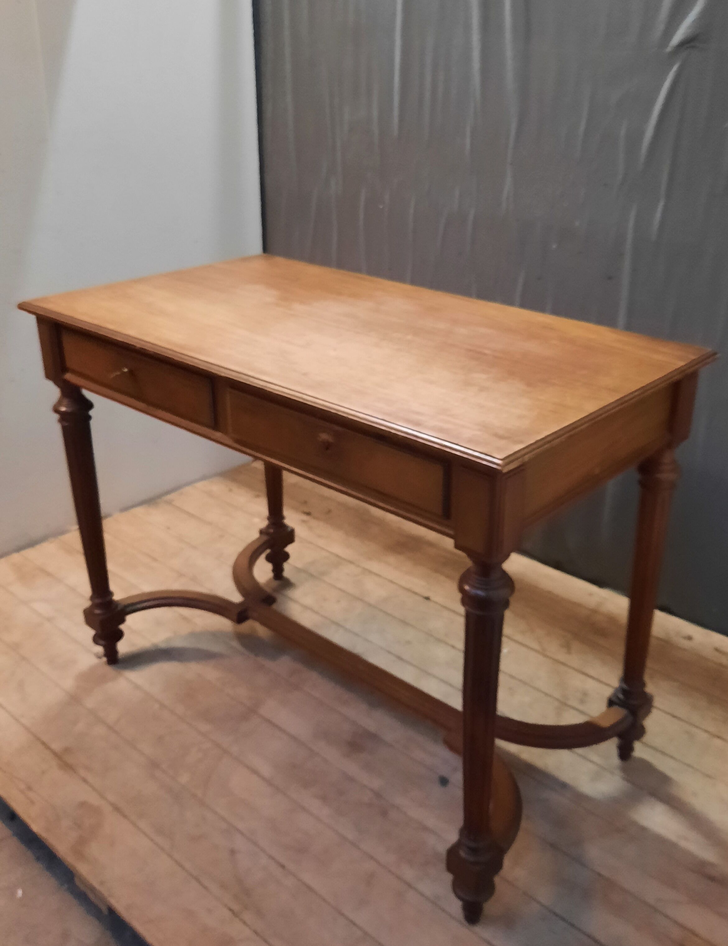 Flat walnut burreau louis XVI style