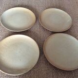 4 stoneware plates