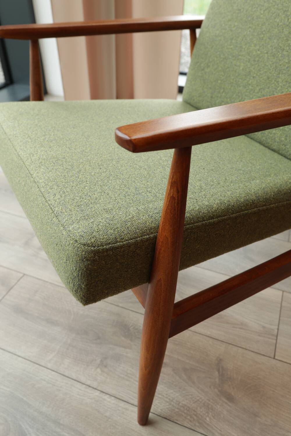 Fauteuil vintage en boucle vert sauge, design milieu de siècle, fauteuil en bois