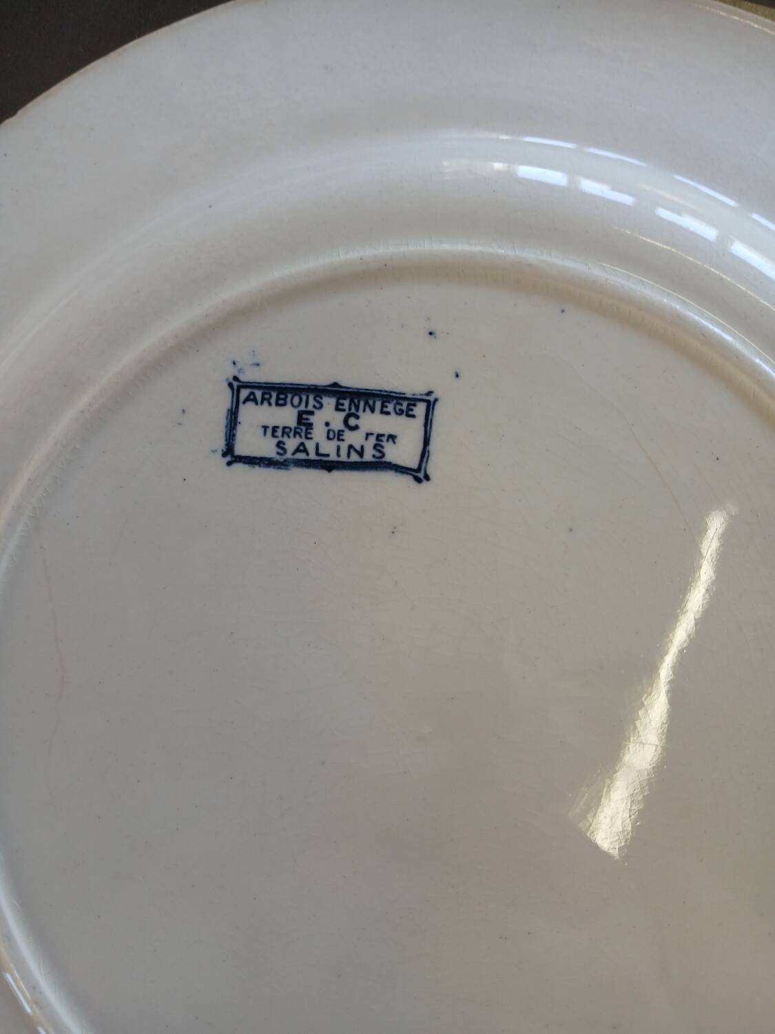 14 mismatched flat plates Terre de fer