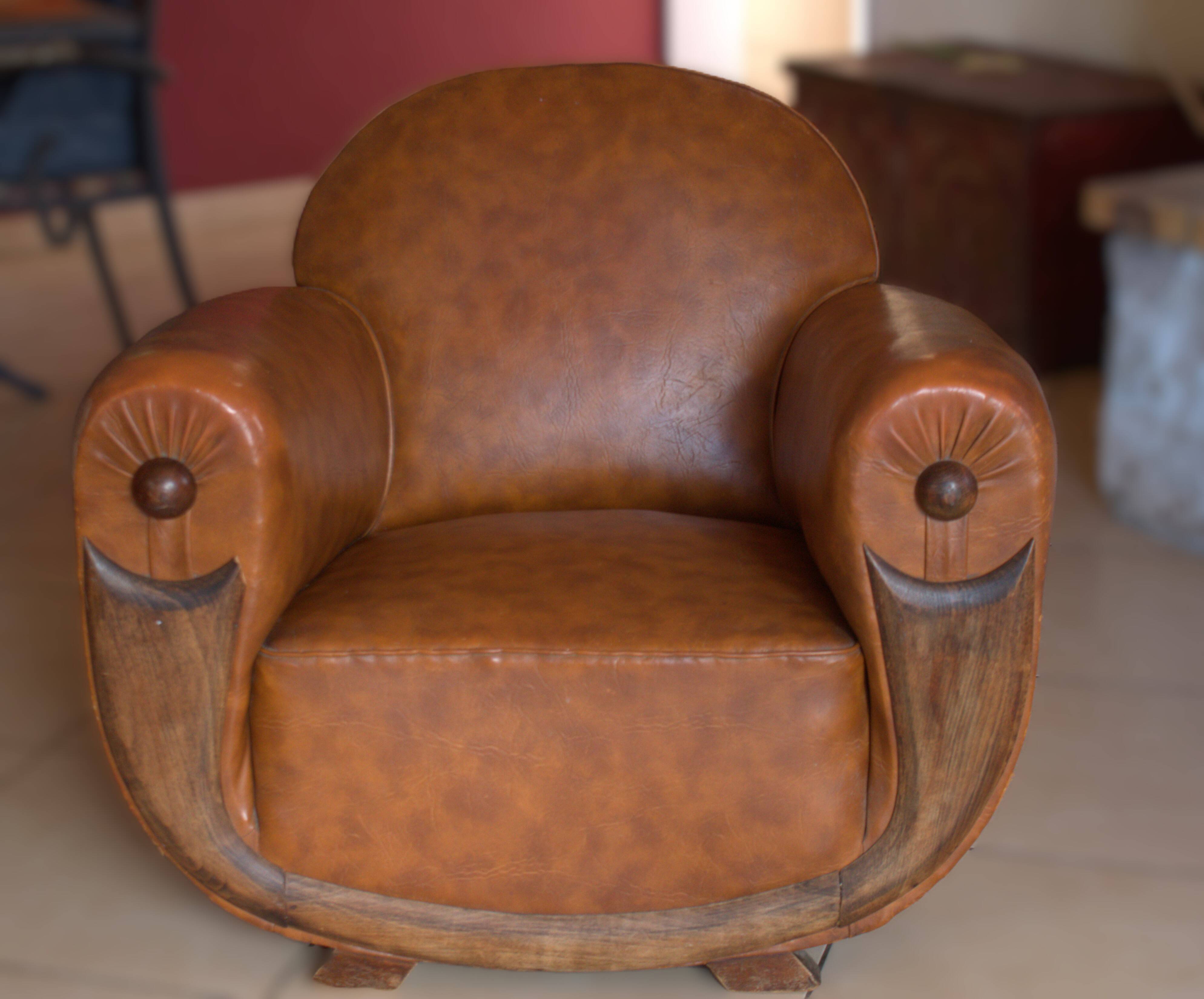 Leather club chair in good condition