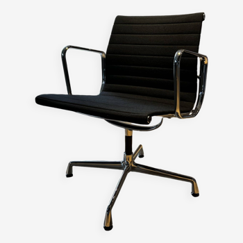 Chaise bureau EA108 de Charles Eames par Vitre